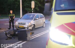 Forse schade na aanrijding tussen bromfietser en auto Troelstrakade Den Haag