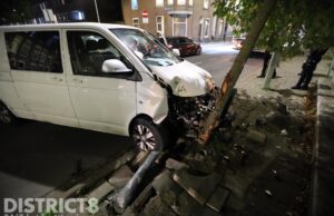 Automobilist veroorzaakt veel schade na eenzijdige aanrijding De Heemstraat Den Haag