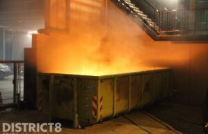 Brandweer blust felle brand in bouwcontainer Schedeldoekshaven Den Haag