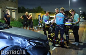 Scooterrijder vliegt over motorkap na aanrijding met auto Hollewatering Kwintsheul