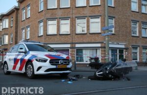 Motorscooter komt in botsing met politieauto Oudemansstraat Den Haag