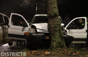 Busje vliegt uit de bocht en knalt tegen boom Binckhorstlaan Den Haag
