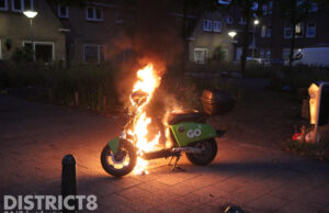 Brandweer rukt uit voor in brand gestoken deelscooter Dr. Schaepmanstraat Den Haag