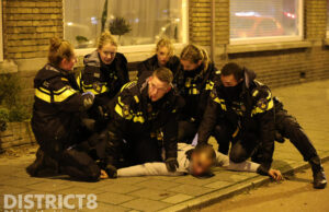 Bloedende man gaat gevecht aan met agenten Escamplaan Den Haag