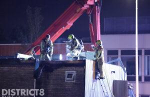 Dak van partyboot vat vlam Neherkade Den Haag