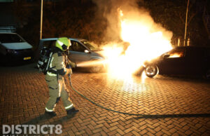 Geparkeerde auto gaat in vlammen op Hoflaan Delft