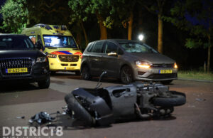 Scooterrijdster gewond na flinke aanrijding Wassenaarseweg Den Haag
