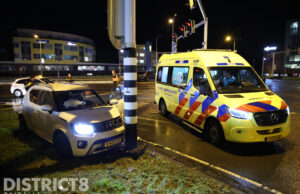Gewonde nadat auto tegen verkeerslicht klapt Monseigneur Van Steelaan Voorburg