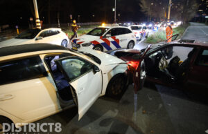 Twee auto’s komen op kruising in botsing Zuid-Hollandlaan Den Haag