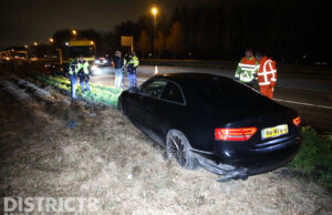 Auto belandt in berm na aanrijding A12 Zoetermeer