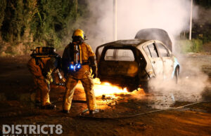 Auto gaat in vlammen op; brandstichting niet uitgesloten Motorenweg Delft