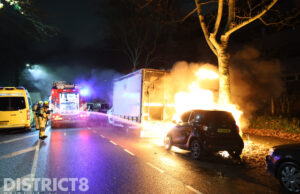 Personenauto gaat in vlammen op; bakwagen aangestraald Volmerlaan Rijswijk