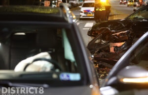 Flinke schade bij aanrijding tussen twee auto’s Erasmusweg Den Haag