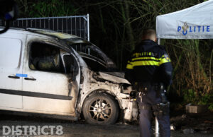 Politie doet onderzoek nadat persoon wordt aangetroffen in uitgebrand busje Rijksstraatweg Delfgauw