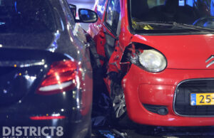 Veel schade bij ongeval tussen taxi en personenauto Neherkade Den Haag