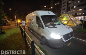 Pakketbezorger vliegt uit de bocht tegen hekwerk aan Sir Winston Churchillaan Rijswijk