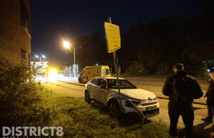 Bestuurder raakt onwel en rijdt tegen verkeersbord aan Venestraat Leidschendam