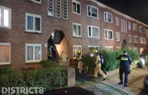 Brandweer rukt uit voor brand in portiekwoning Drebbelstraat Den Haag
