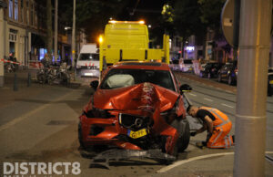 Automobilist knalt tegen lichtmast Paul Krugerplein Den Haag