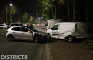 Automobilist ramt geparkeerde bestelbus Erasmusweg Den Haag