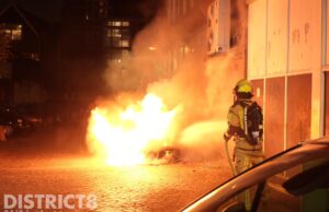 Voorkant van geparkeerde auto brand volledig uit Paradijspoort Delft