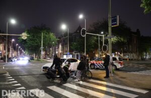 Scooter met twee opzittenden gewond na botsing met auto Copernicusplein Den Haag