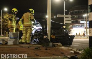 Personenauto rijdt over verkeerslicht en ramt lichtmast Koningskade Den Haag