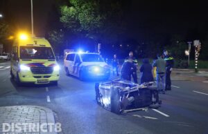 Scootmobiel op zijn kant na aanrijding met auto Erasmusweg Den Haag