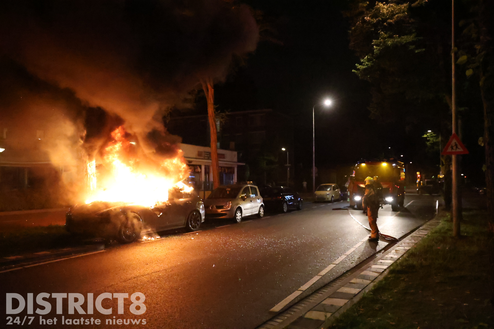 Porsche brandt volledig uit na explosie Vrederustlaan Den Haag