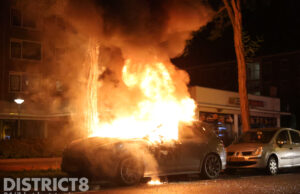 Porsche brandt volledig uit na explosie Vrederustlaan Den Haag