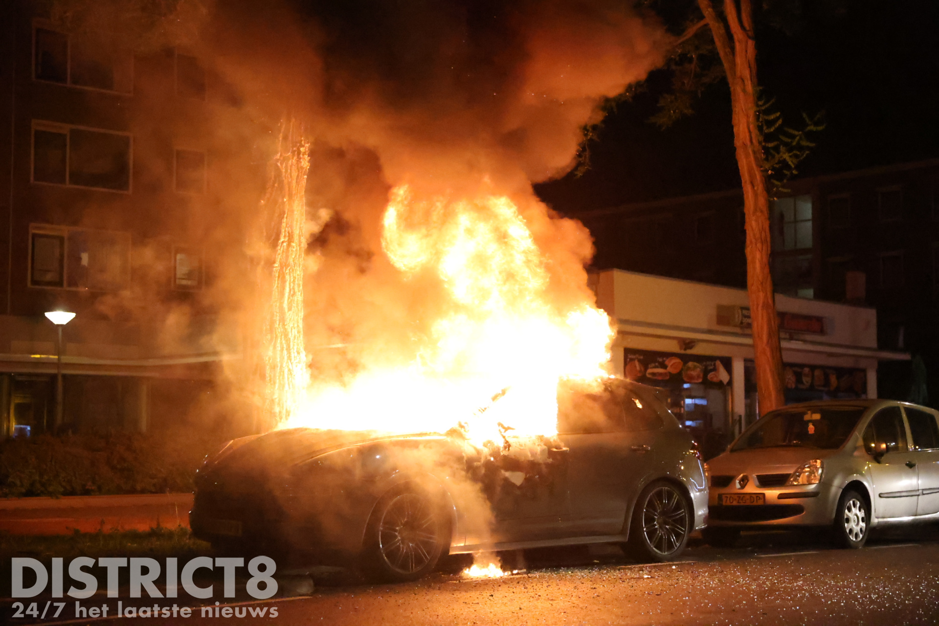 Porsche brandt volledig uit na explosie Vrederustlaan in Den Haag