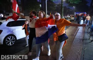 Feestelijke sfeer slaat om en Mobiele Eenheid komt in actie Gouverneurlaan Den Haag