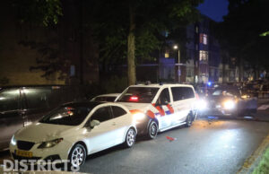 Automobilist rijdt achterop politiebusje tijdens controle Melis Stokelaan Den Haag