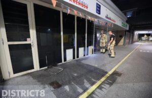 Reclamebord aan zijkant van vishandel in brand gestoken Anemoonstraat Den Haag