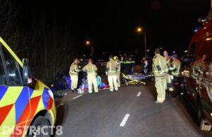 Auto te water na ongeval, één persoon gewond Wateringseweg Delft