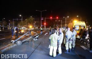 Veel schade na botsing tussen auto en lantaarnpaal Veluweplein Den Haag