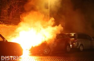 Geparkeerde auto gaat in vlammen op Trekvlietplein Den Haag