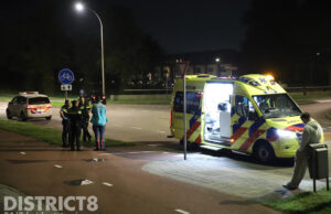 Verwarde man springt voor rijdende auto Singel Den Haag