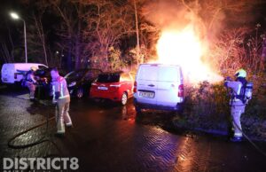 Voorzijde van geparkeerd busje brandt volledig uit Beethovenlaan Delft
