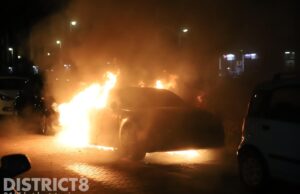 Geparkeerde auto brandt volledig uit, andere auto beschadigd Renswoudelaan Den Haag