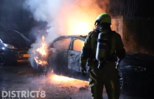 Brandweer heeft moeite met blussen van felle autobrand Bieslandsekade Delft
