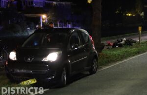 Scooter in twee stukken na aanrijding met auto Westvlietweg Den Haag