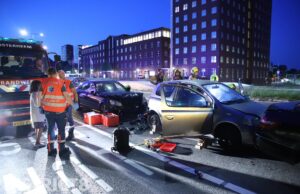 Schade en gewonden na kopstaart botsing tussen drie voertuigen Afrikaweg Zoetermeer