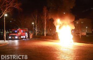 Motorscooter gaat in vlammen op door brandstichting Rhijnvis Feithlaan Den Haag