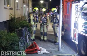 Brandweer haalt bewoner uit woning waar brand woedt Cannenburglaan Den Haag