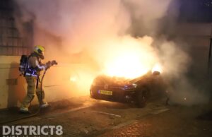 Geparkeerde auto volledig uitgebrand Fruitweg Den Haag