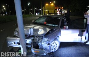 Automobilist gewond na knal tegen lichtmast Hildebrandplein Den Haag