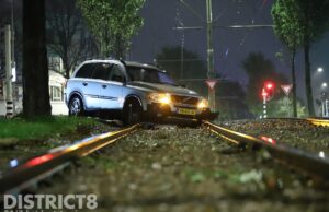 Auto op het spoor legt tramverkeer plat Fruitweg Den Haag