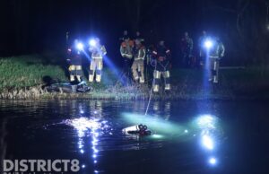 Hulpdiensten rukken uit voor Go-scooter langs waterkant Aan het Verlaat Delft
