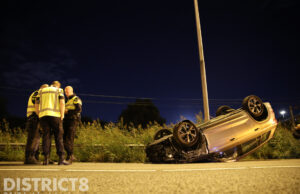 Auto komt op z’n dak tot stilstand na klapband A12 Zoetermeer